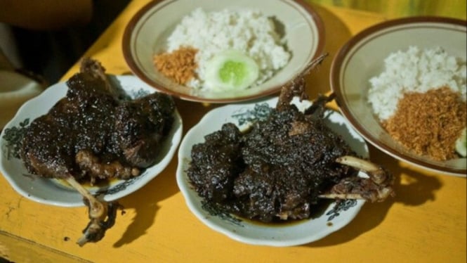 Ayam bumbu hitam khas Madura