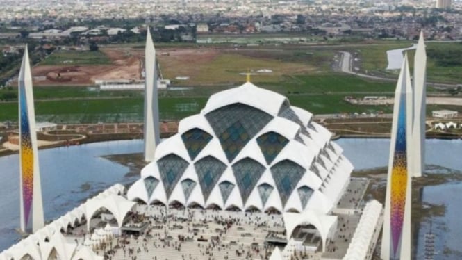 Masjid Raya Al-Jabar Bandung.