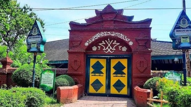 Masjid Agung Sang Ciptarasa,