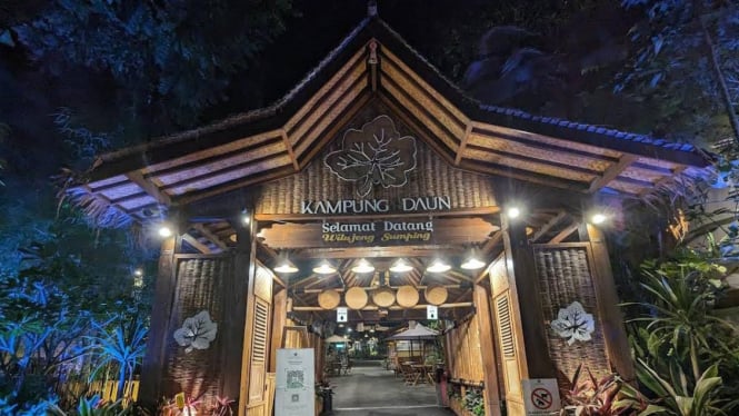 Rumah Makan Kampung Daun, Bandung.