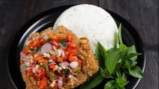 Ayam geprek sambal matah