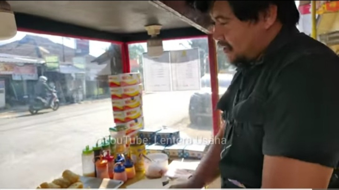 Fajar penjual pisang crispy dan singkong keju