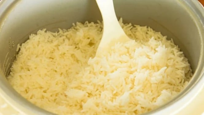 Nasi Berwarna Kuning dan Bau di Rice Cooker (Ilustrasi)