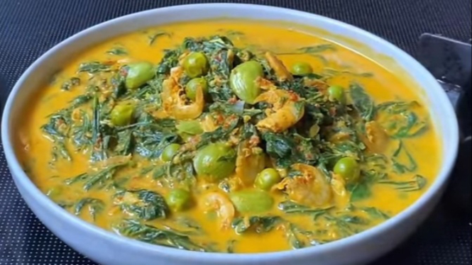 Gulai daun singkong