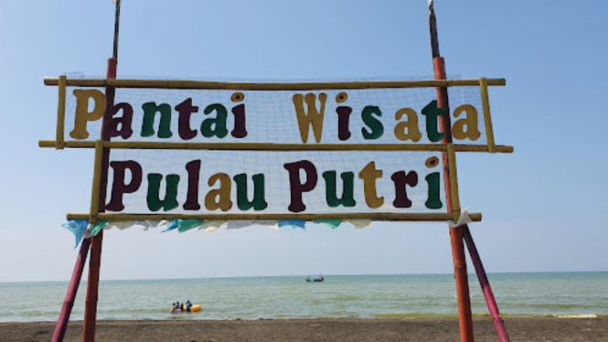 Pantai Pulau Putri Cikeong Karawang