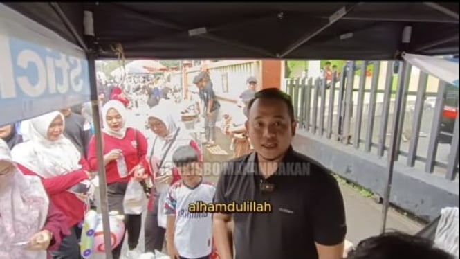 Budi (tengah) penjual sticky milk