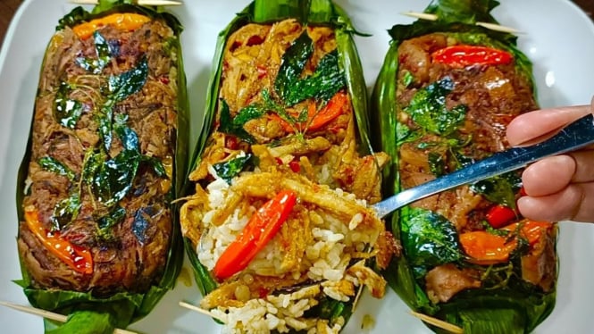 Nasi Bakar Tongkol Suwir, Ayam Suwir dan Cumi Asin