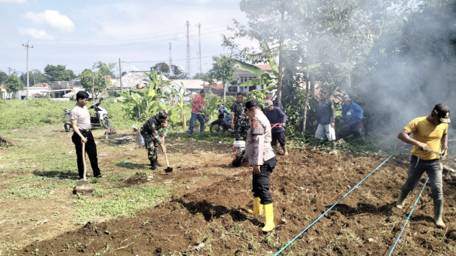 Penanaman jagung oleh petani dan Polsek Sagalaherang