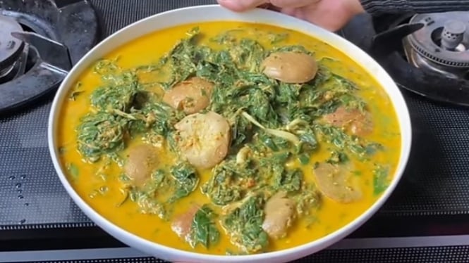 Gulai daun singkong jengkol