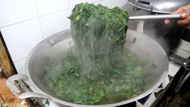 Memasak daun singkong ala padang