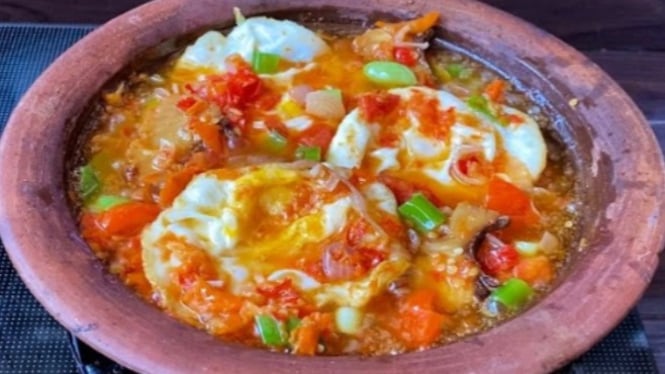 Telur ceplok sambal ikan asin untuk menu sahur