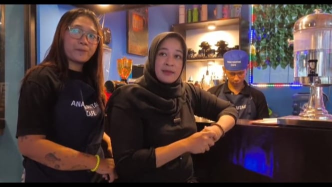 Tina Pemilik cafe anak Rantau Subang