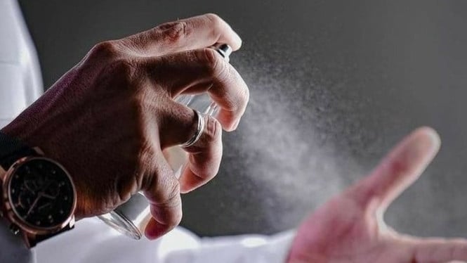 Menggunakan parfum (foto ilustrasi).