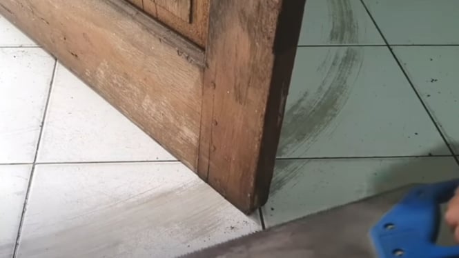 Memperbaiki pintu rumah seret