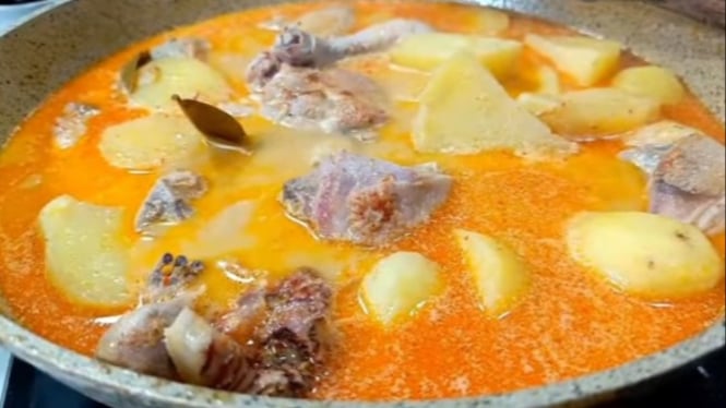 Gulai ayam kentang