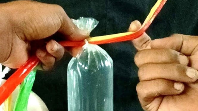 Mengikat plastik es tanpa karet