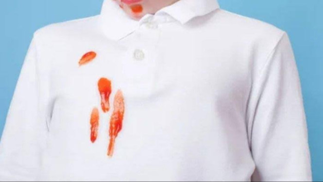Noda Saus di Baju Putih