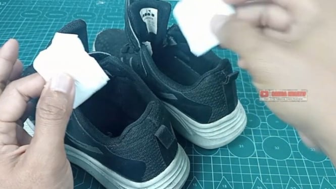 Tips Agar Sepatu Anak Tidak Bau saat Musim Hujan Tiba.