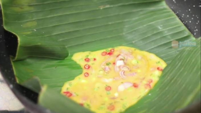 Menggoreng Telur dengan Daun Pisang