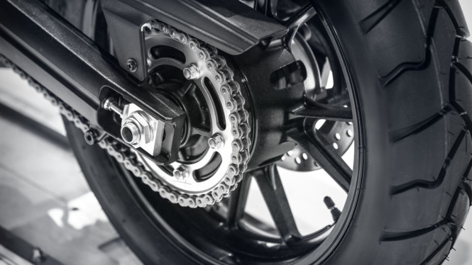 Menghitamkan ban motor