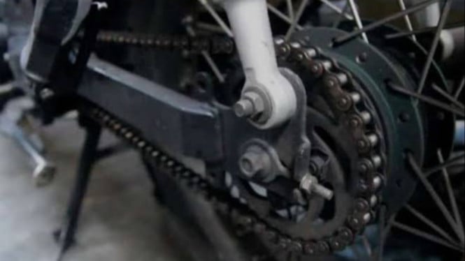 Cara Bersihkan Rantai dan Gear Penuh Oli, Rantai Lebih Awet Tarikan ...