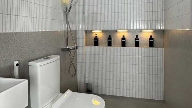 Hilangkan bau kamar mandi pakai karbol sersi