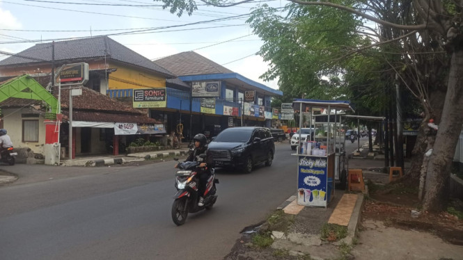 Trotoar di Jalan Otista Subang berubah fungsi