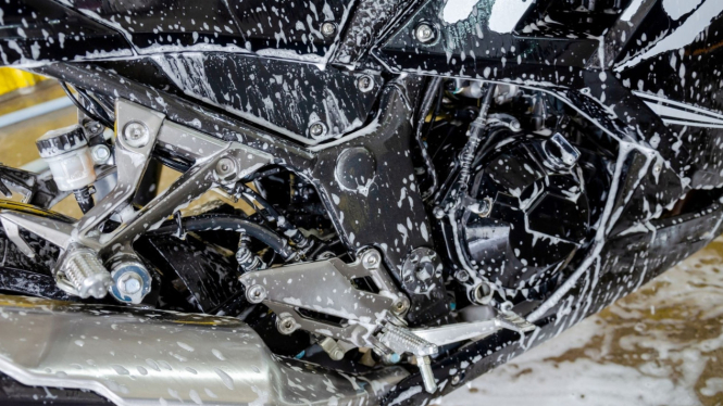 Cara Mencuci Motor Benar