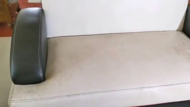 Sofa kulit sintetis