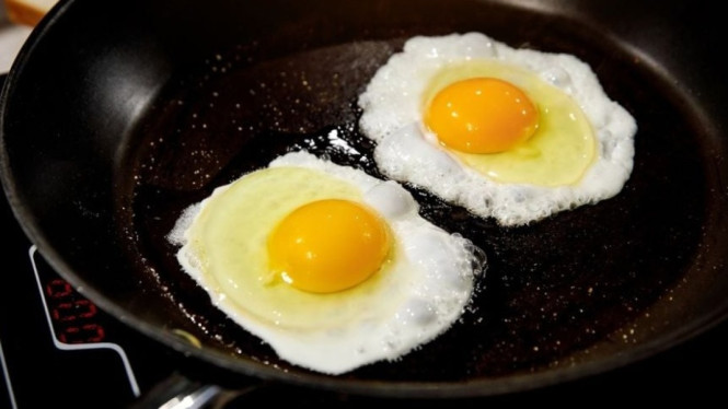 Menggoreng telur