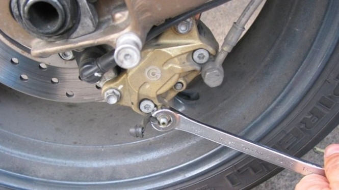 Memperbaiki Rem Motor (foto ilustrasi).