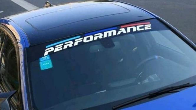 Stiker di kaca mobil