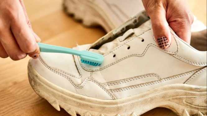 Mencuci sepatu