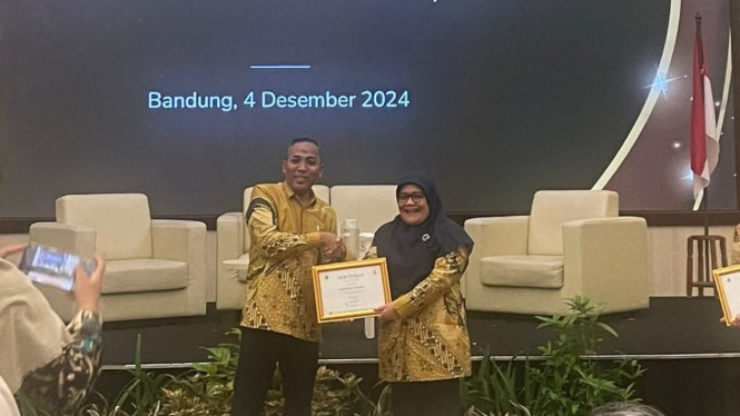 dr. Noni saat menerima penghargaan