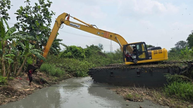 Pembersihkan saluran air di Subang