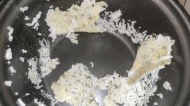 Ilustrasi Nasi Kering dalam Rice Cooker