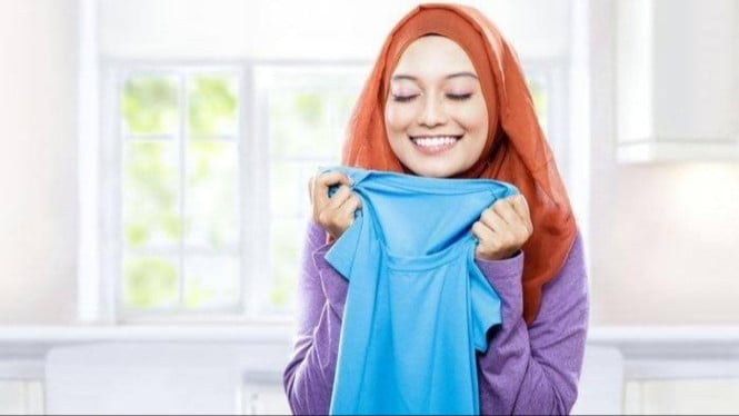 Ilustrasi Seorang Perempuan Nyaman dengan Pakaian Wangi