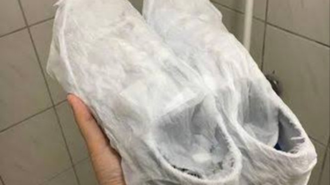Sepatu Putih Dibungkus Tisu