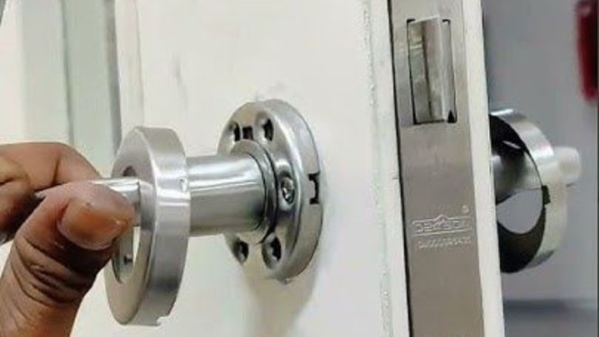 Handle pintu kamar mandi rusak