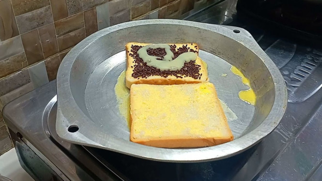 Membuat roti bakar pakai kompor
