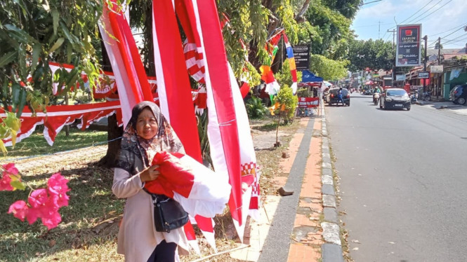 Penjual Bendera di Subang