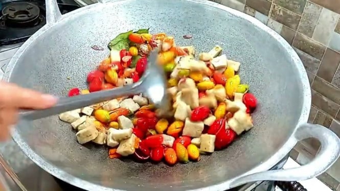 Memasak kulit melinjo