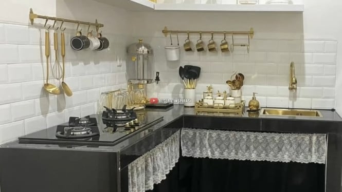 Dapur Praktis dengan Rak Dinding