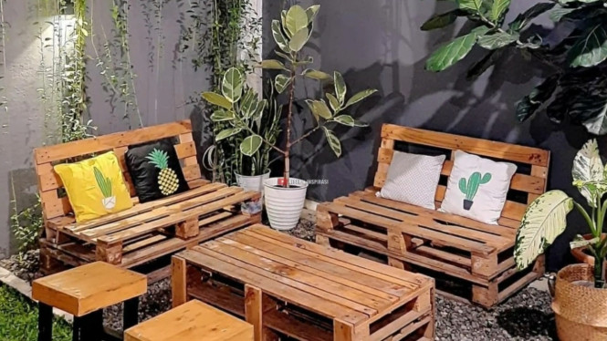Inspirasi Desain Ruang Tamu Outdoor Ini Bikin Rumah Makin Cantik & Segar!