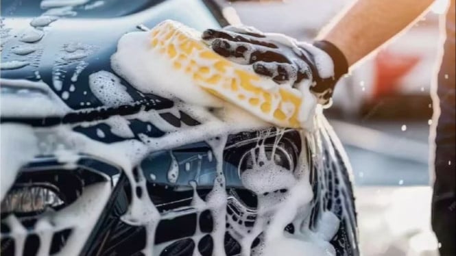 10 Sabun Cuci Mobil Terbaik 2025, Kilap Maksimal & Perlindungan Cat