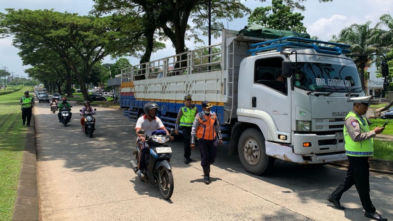 Posko terpadu pemantauan lalin di Silayur Semarang.