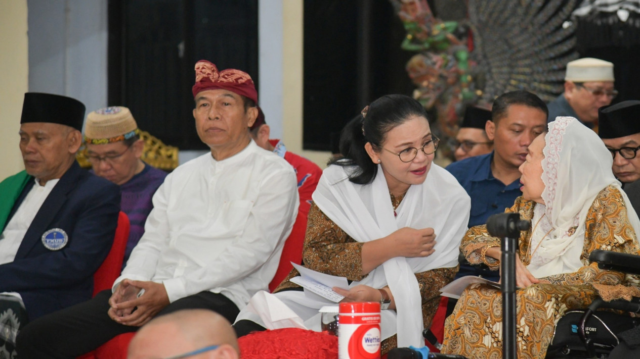 Sinta Nuriyah Abdurrohman Wahid dahln Wali Kota Agustina Gelar Sahur di  Pura Giri Natha