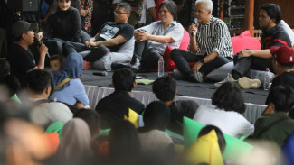 Gaya Santai Ganjar Pranowo Temui Anak Muda di Bogor