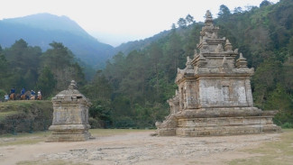 Keindahan Candi Gedongsongo yang Berselimut Kabut