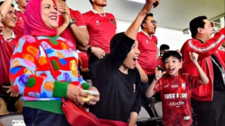 Ekspresifnya Jokowi Nonton Timnas Bekuk Turkmenistan : Hadiah Ultah Pak Erick